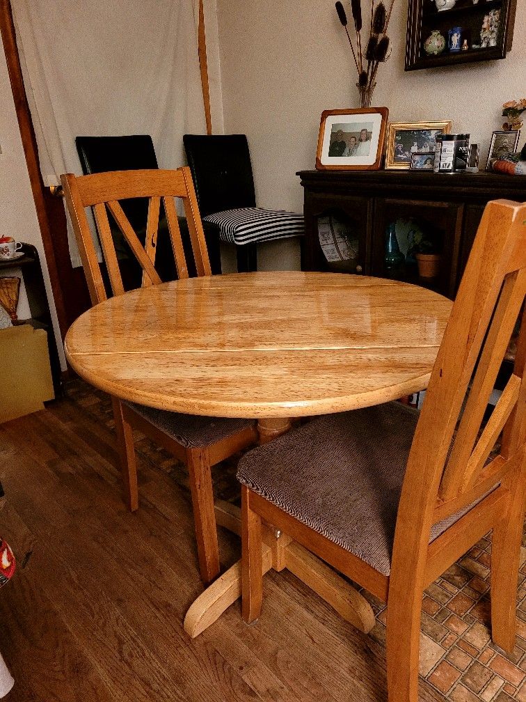  Studio  Size Table And Chairs
