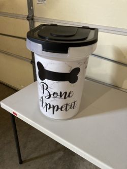 Pet food container 26 lb with wheels