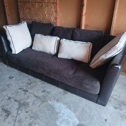 Nice Couch Does Have The Legs For The Bottom