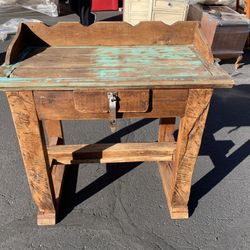 Vintage Shanby Chic Desk With Drawer in Great Condition. 
