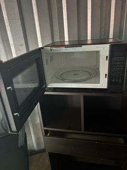 Black Countertop Microwave with Turntable