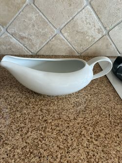 LARGE GRAVY BOAT 