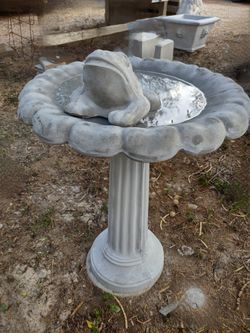 Frog Birdbath 