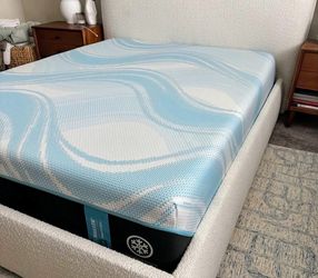 Beautiful King Tempurpedic ProBreeze Medium Hybrid mattress plus adjustable base complete set