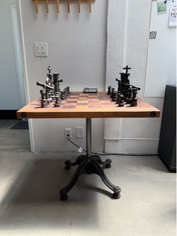 DISTRICT EIGHT CHESS TABLE + COMPLETE CHESS SET