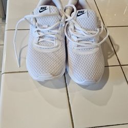Women's Tennis Shoes 