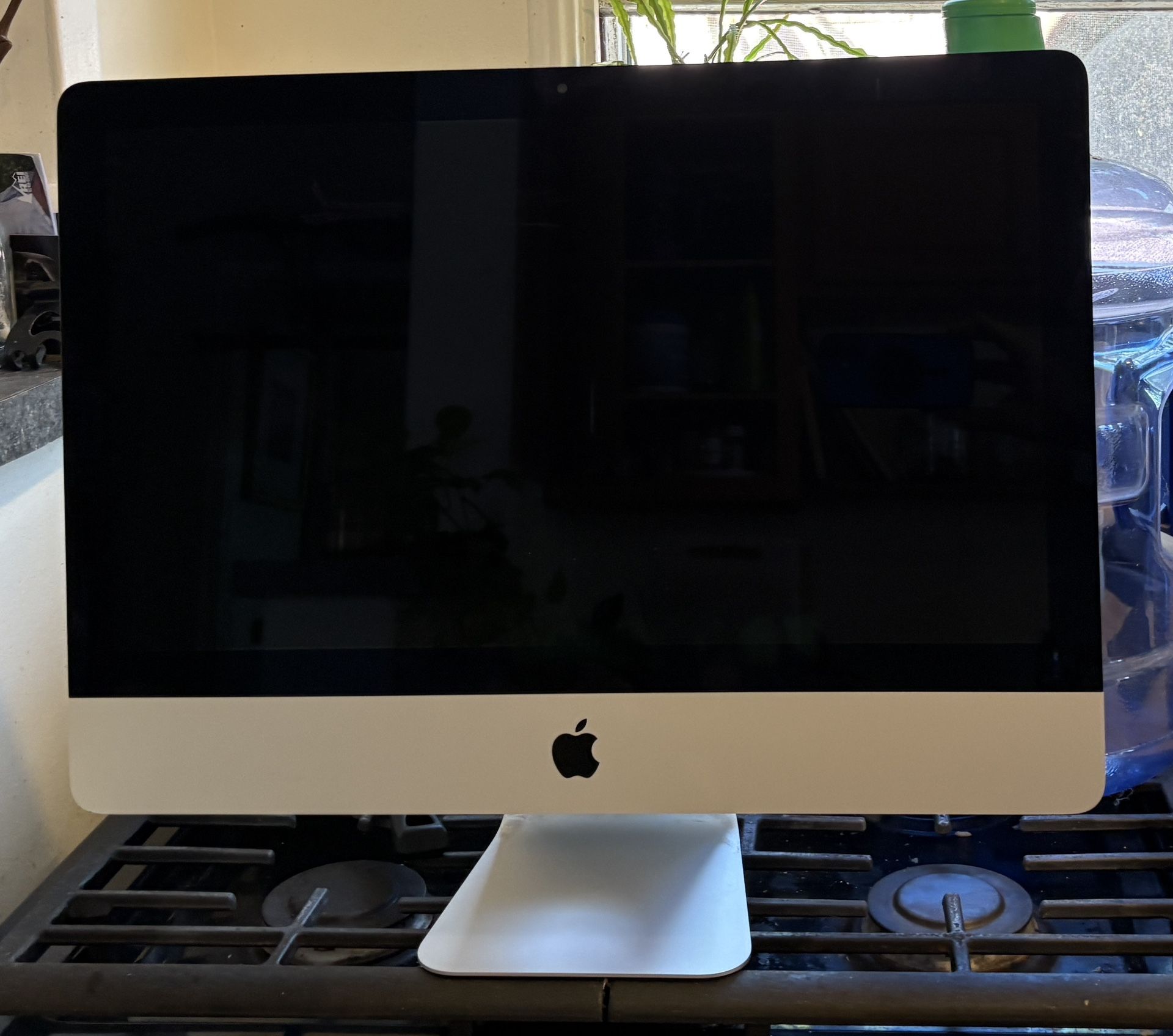 2019 21.5” iMac – 16GB RAM / 1TB HDD – Excellent Condition – $450 OBO