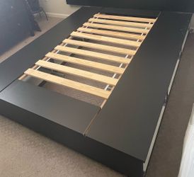 Queen bed frame w/ drawers