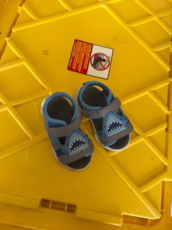 Toddler shoes size 7c