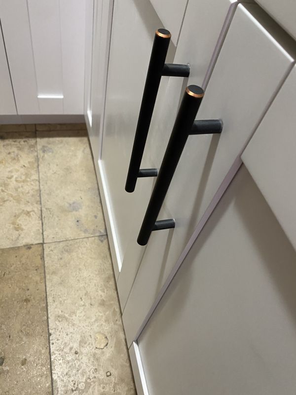 Handles / Pulls / Manijas / Asas de Cabinets / Agarraderas de Gabinetes