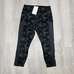 NWT Fabletics Camo Capri Leggings Size L 10-12 