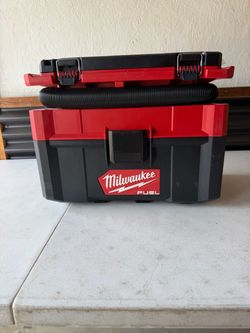Milwaukee 2.5 gal M18 FUEL Wet/Dry Vacuum tool only