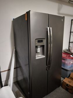GE Refrigerator - Works fine - Free