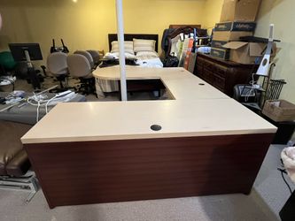 Executive U Shaped Desk With Penisula And Chairs