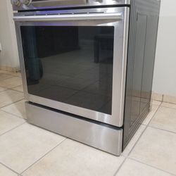 Beautiful and modern Samsung stove with 5 burners and a conventional oven