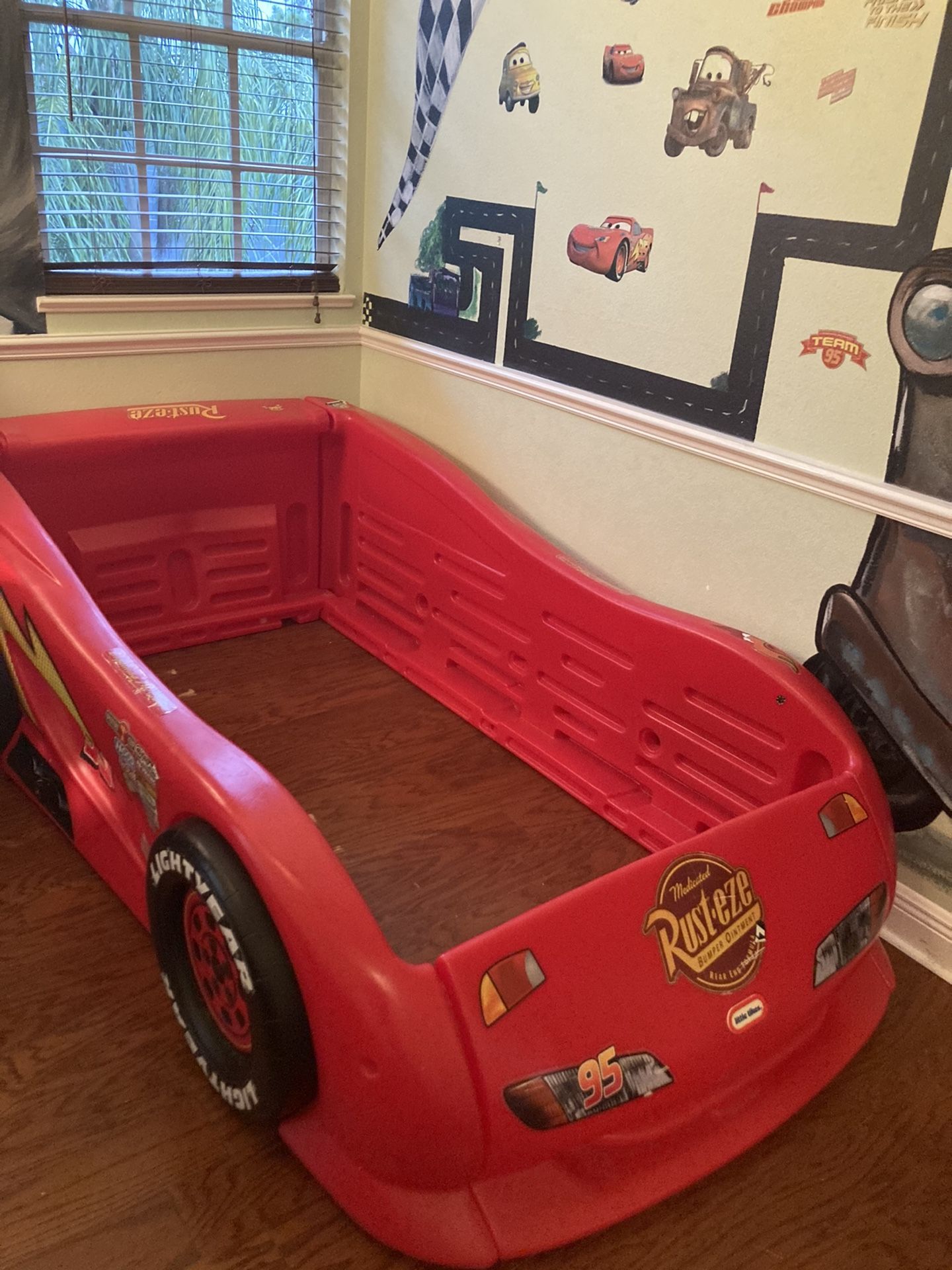  Lightning McQueen car bed
