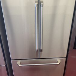 GE Bottom Freezer Refrigerator All Around Stainless /GE Nevera