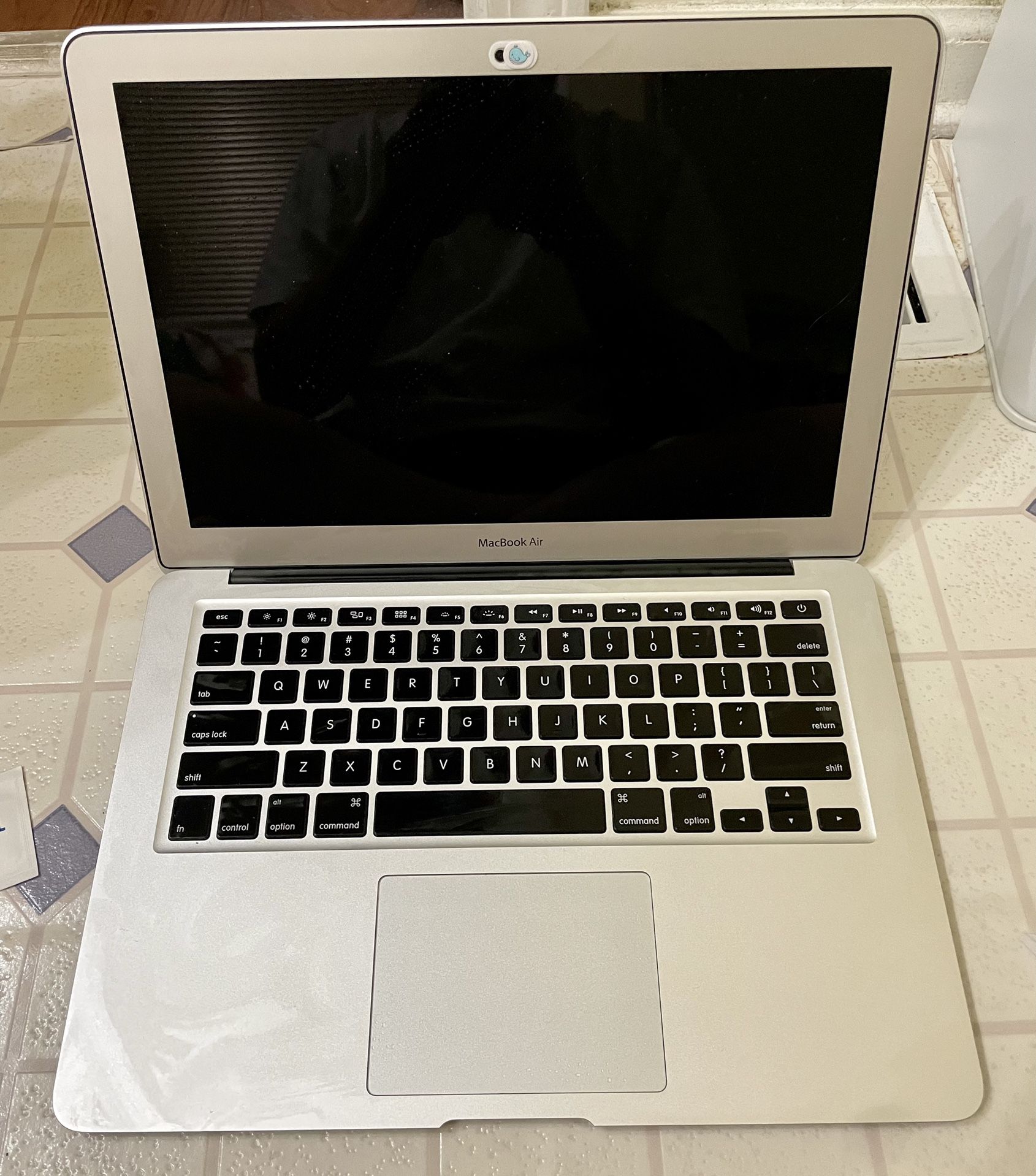 Macbook air 2017 13 inche i5 Ram 8G SSD 128 Gb . Like new, dont scratch. Include charge.