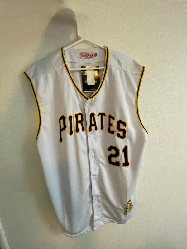 Roberto Clemente Jersey Pirates 21 for Sale in Bakersfield, CA - OfferUp