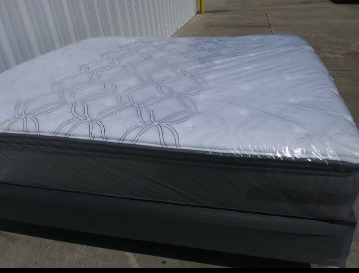 Sealy posturepedic Queen Size pillow top mattress Set ( new)