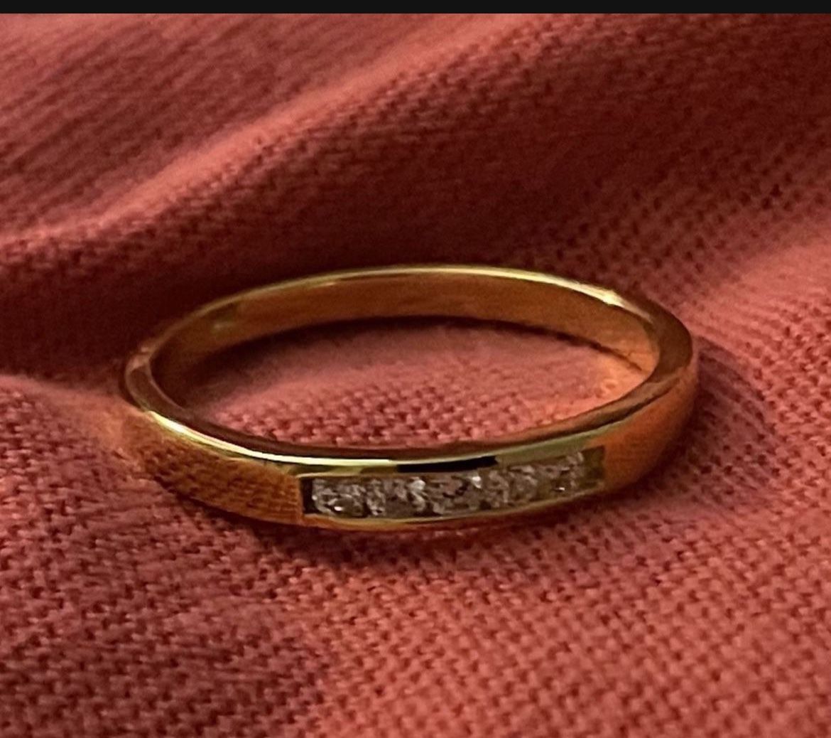 18k Yellow Gold Ring (Size 8-1/2) with (5) small Diamonds