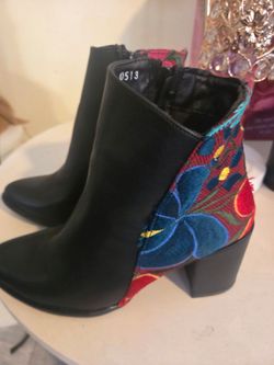 Like new low boots with design