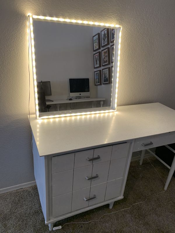 White vanity desk with light up mirror for Sale in Gilbert, AZ OfferUp