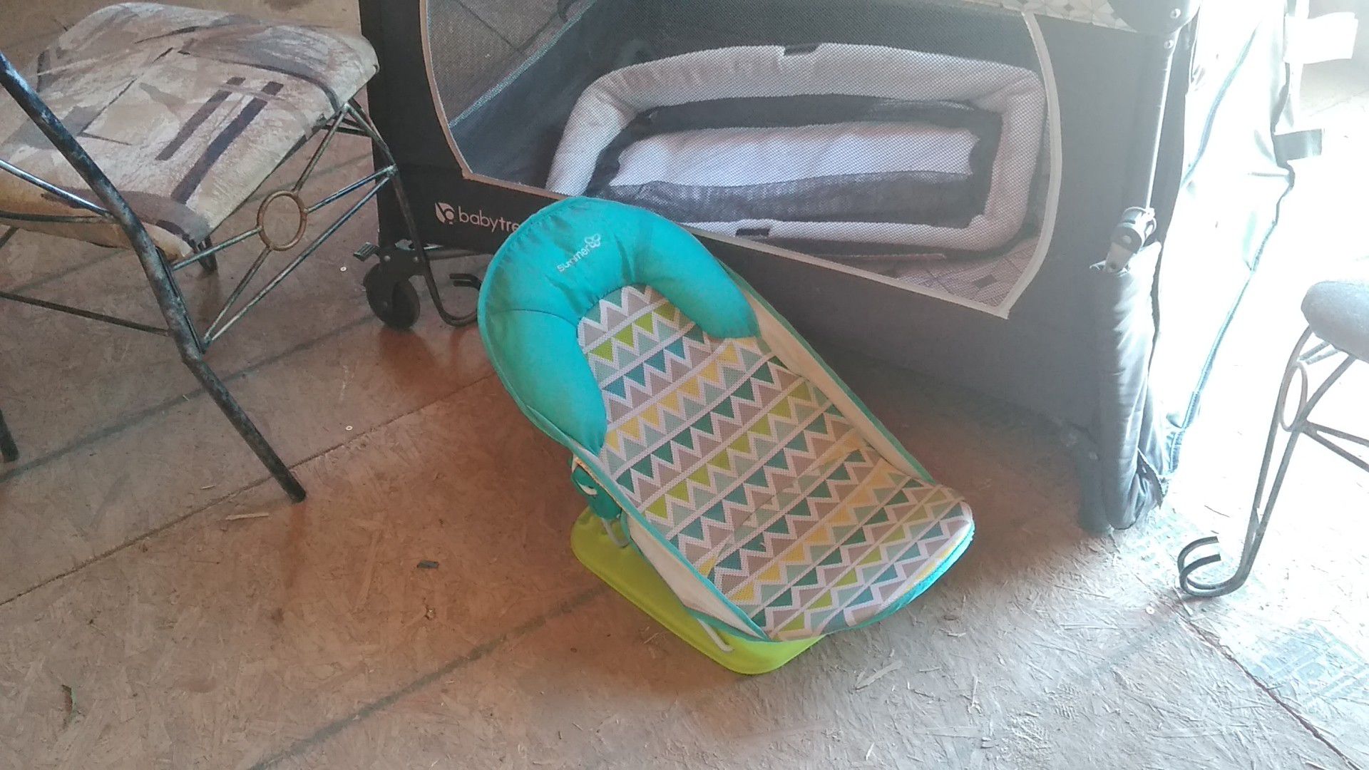 Baby's crib shower chair