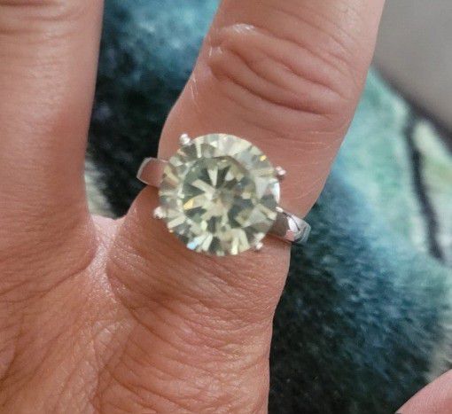 Beautiful 6.0 Ct Vvs1 Off White Light Green Moissanite Diamond .925 Silver Ring

Size: 7

