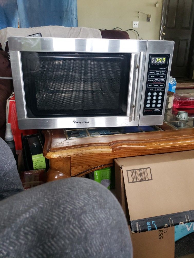 Microwave (Magic Chef MCD1311ST 1.3cf 1000W S-Steel Microwave
Regular price$481.12 USD