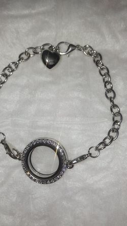 Living memory locket, bracelet,10$