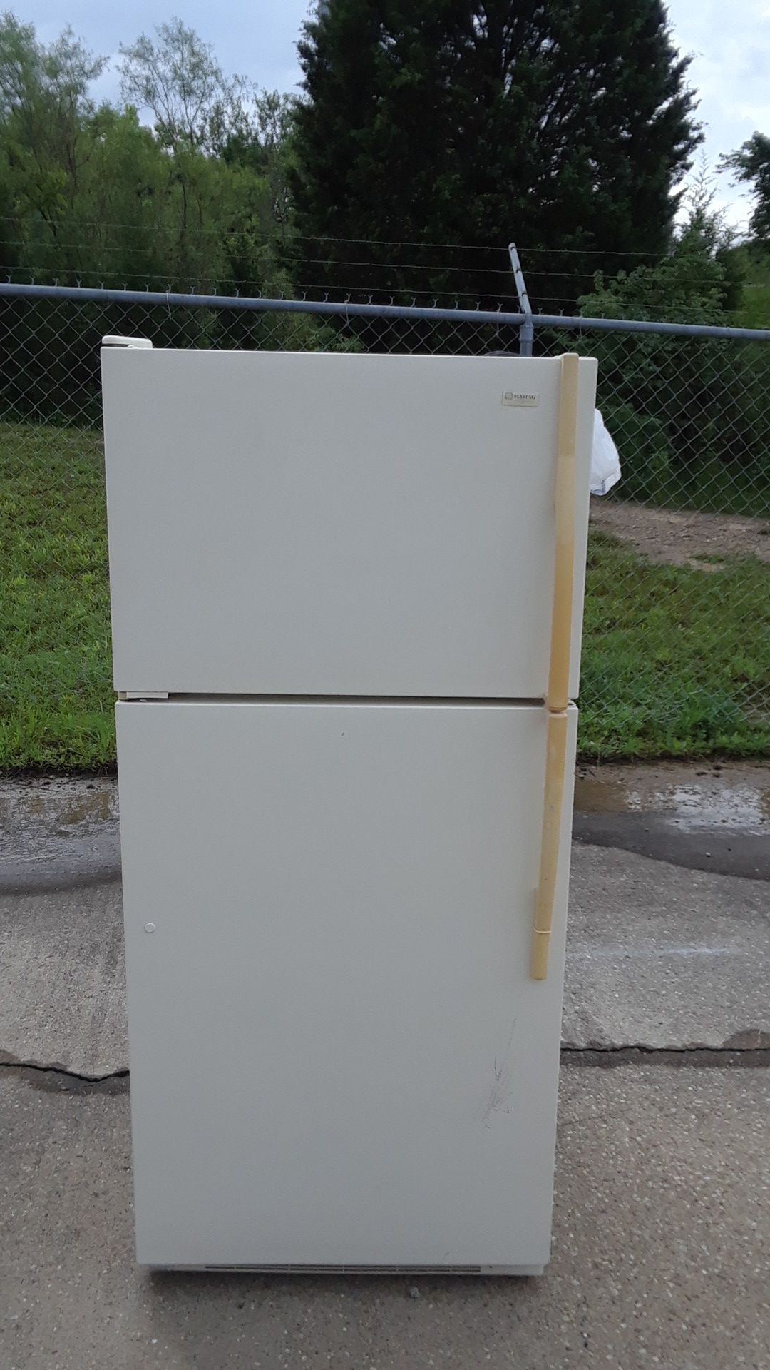 MAYTAG PERFORMA REFRIGERATOR WITH ICE MAKER.