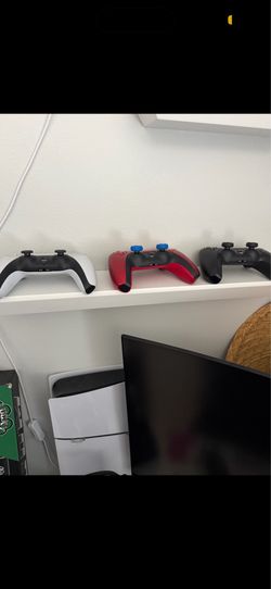 3 Ps5 controllers
