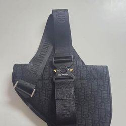 This is a Dior Oblique Saddle Pouch