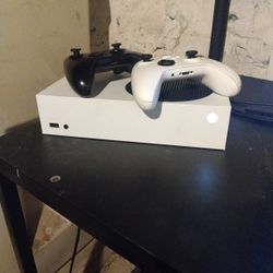 Xbox Series S 2 Controllers 