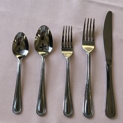 20 Pcs per set ( 4 each utensils) 