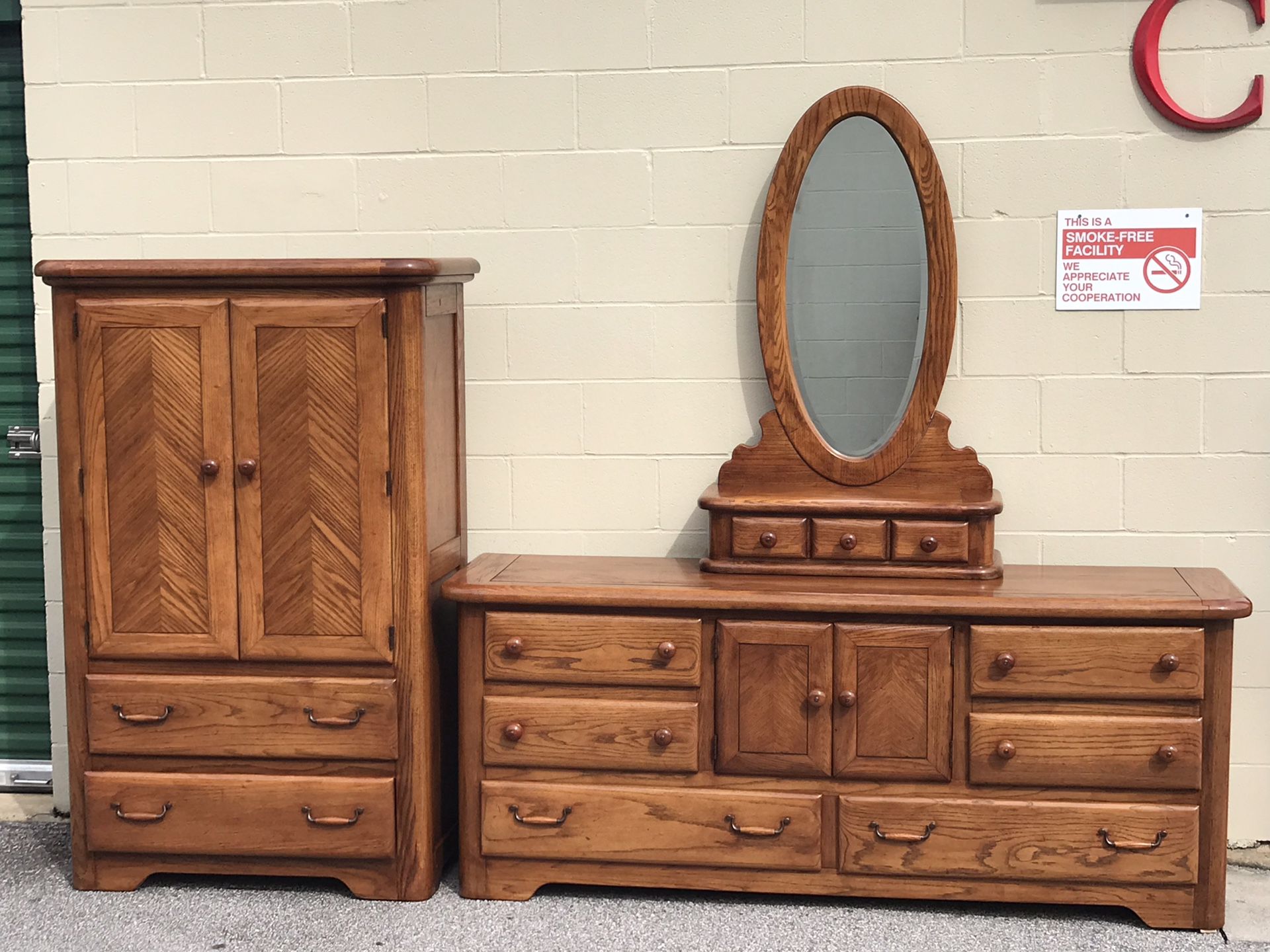 Solid Wood Dressers by Burlington Furniture. Has several Storages and drawers. Excellent condition. Hablar espanol 20Wx76L31xH