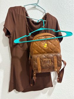 Woman 👩 really good deal purses end blouses 2xl all together 🙀🙀🙀