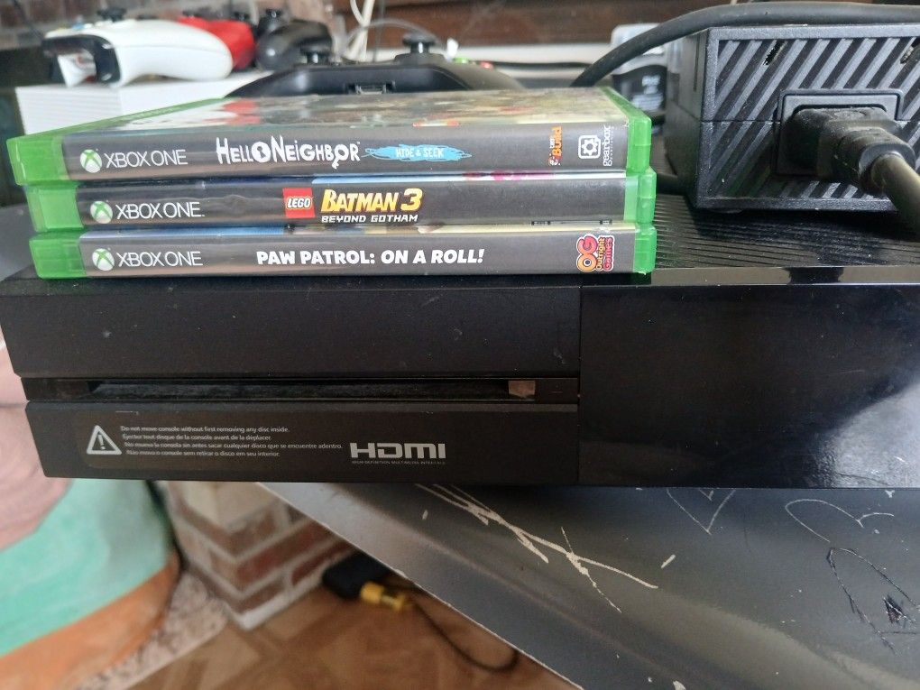 XBOX 360 W/ GAMES