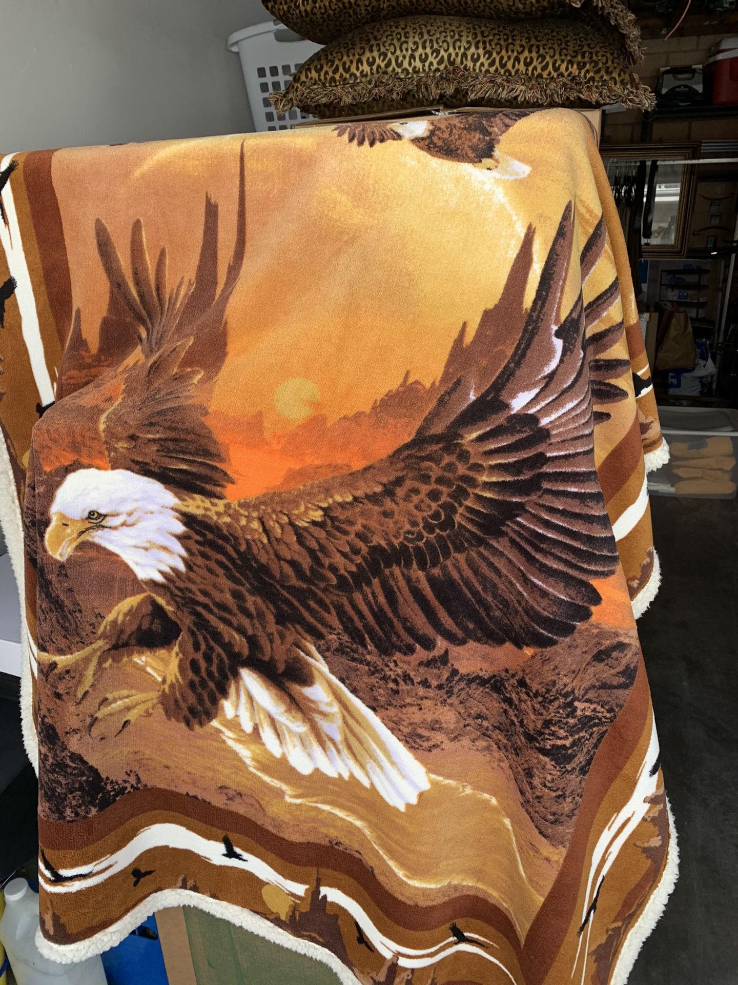 Throw blanket with a beautiful Eagle print