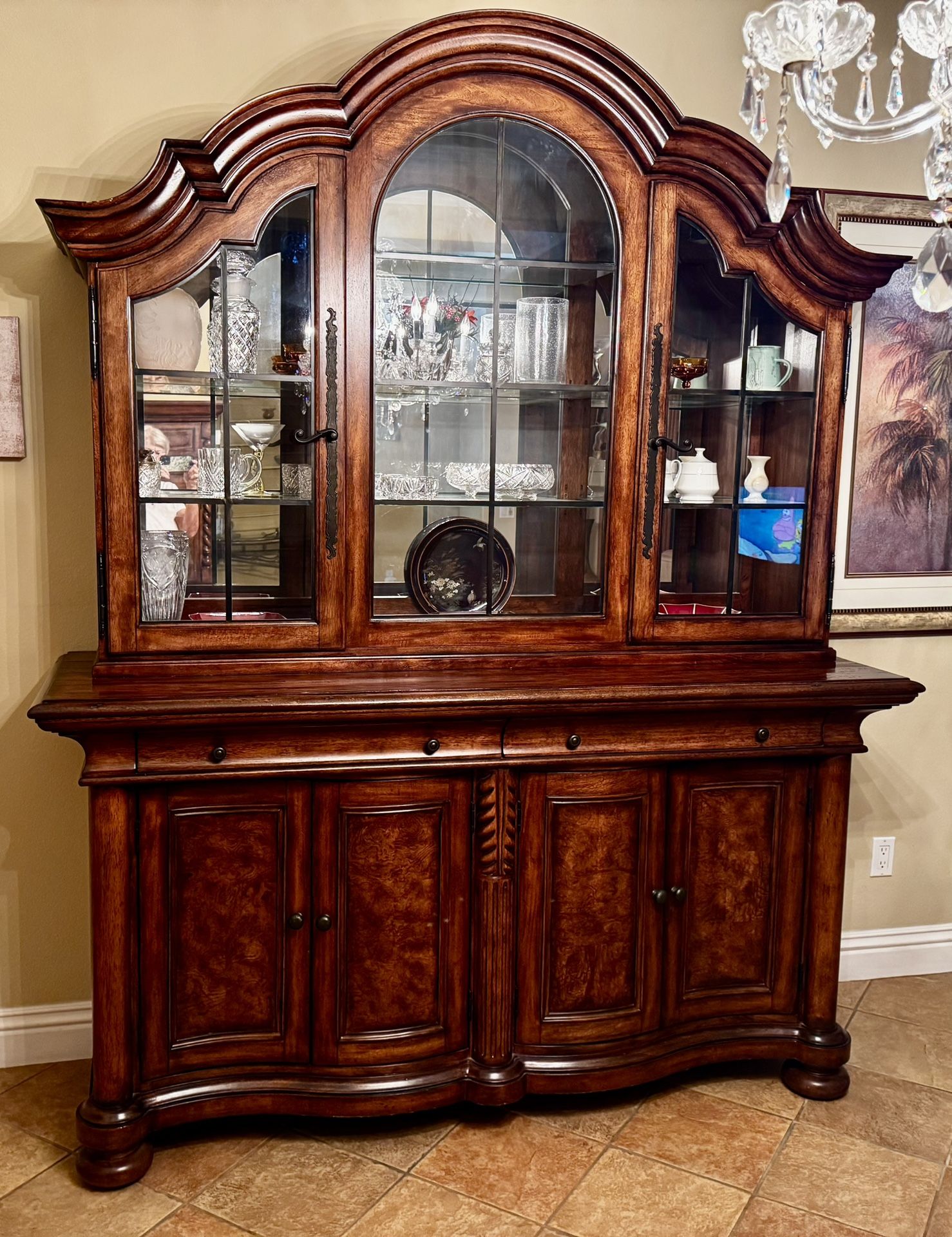 China Cabinet Lexington Solid Wood – Palmer Home – Excellent – Price Negotiable 