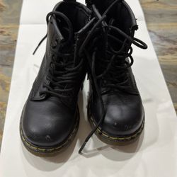 Kids black  Dr Martens Size 6c