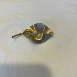 Krementz Cultured Pearl Mid Century Leaf Brooch Pin
