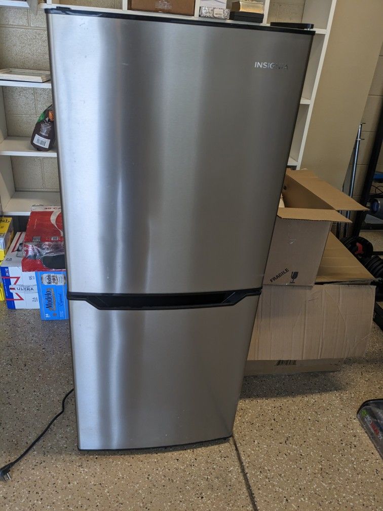 Insignia™ - 4.9 Cu. Ft. Mini Fridge with Bottom Freezer - Stainless steel