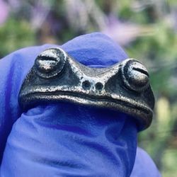 Frog ring size 8