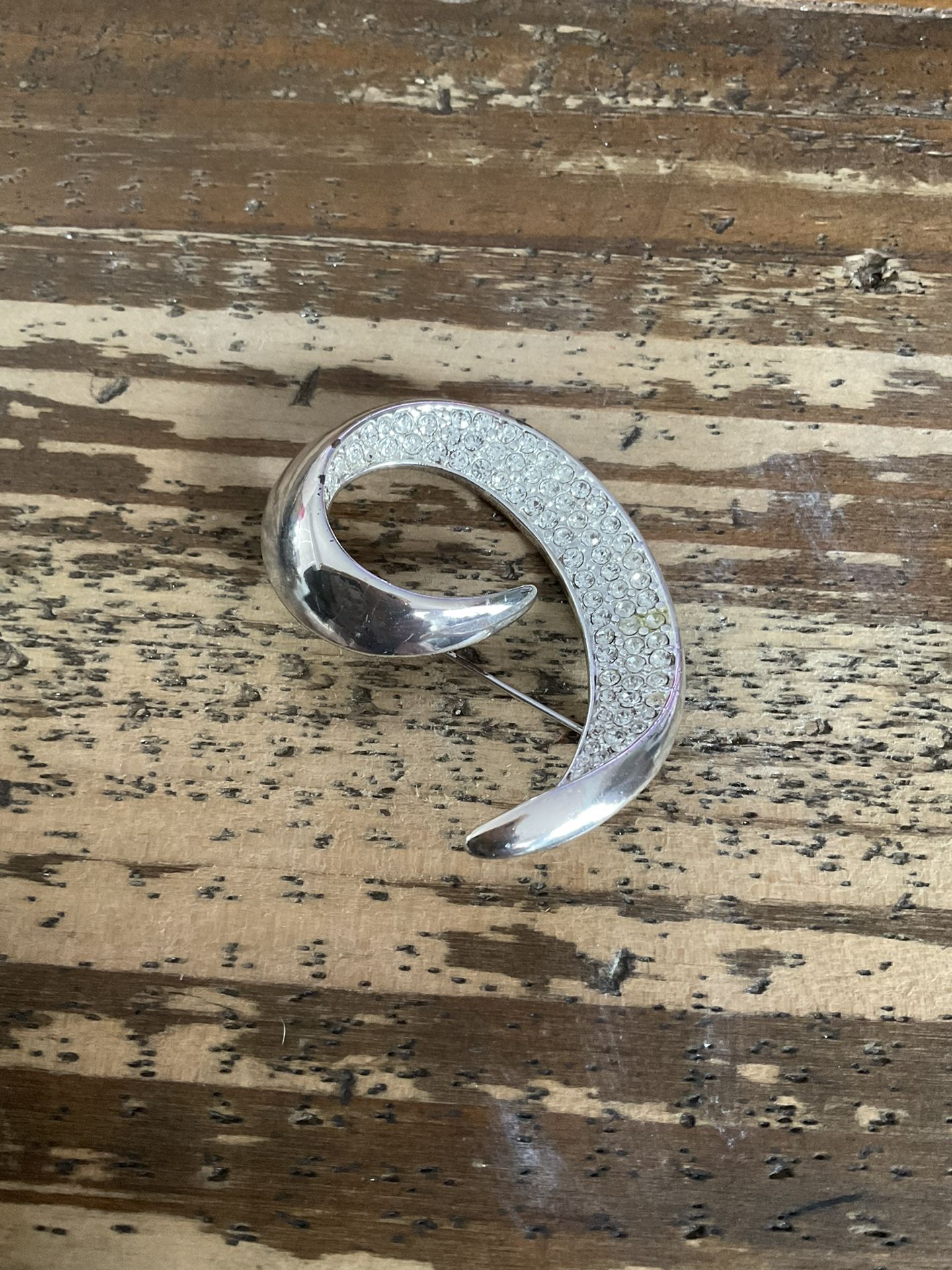 VINTAGE LARGE SILVER TONE CRYSTAL SWIRL BROOCH