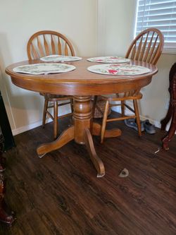 Traditional Honey Oak Pedestal Dinette Set - Round Table & 4 Chairs