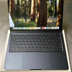 Apple MacBook Air 2022 Midnight (MINT CONDITION)