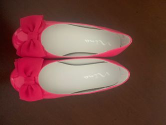 Girl’s shoes.