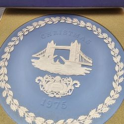 $50.00 - (5) 1970's/1980's Wedgwood Collectible Plates!  PICKUP THIS SATURDAY AT THE WOODLANDS IN MORROW COMMUNITY GARAGE SALE!!